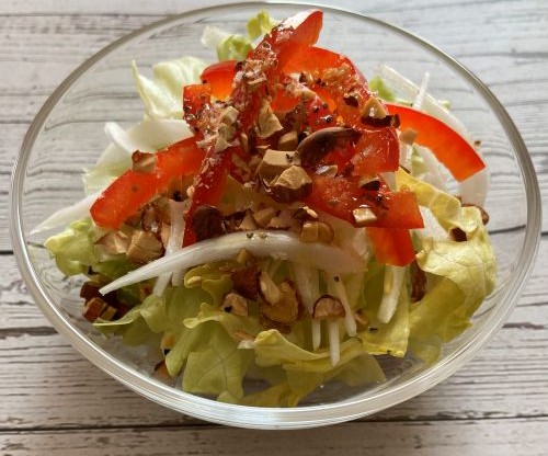 レタスとパプリカとアーモンドのサラダ